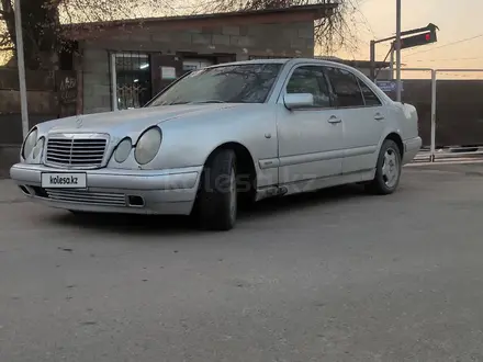 Mercedes-Benz E 230 1997 года за 3 500 000 тг. в Алматы – фото 2