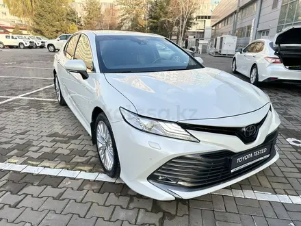 Toyota Camry 2020 года за 15 800 000 тг. в Алматы – фото 2