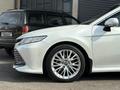 Toyota Camry 2018 года за 13 750 000 тг. в Шымкент – фото 3