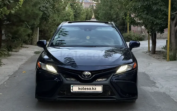 Toyota Camry 2021 года за 13 590 000 тг. в Шымкент