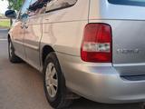 Kia Carnival 2003 года за 2 100 000 тг. в Шымкент – фото 2