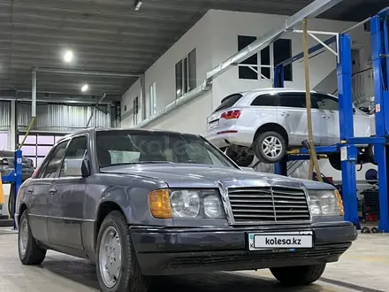 Mercedes-Benz E 300 1991 года за 2 100 000 тг. в Караганда – фото 2