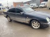 Mercedes-Benz E 240 1998 года за 1 600 000 тг. в Астана – фото 2