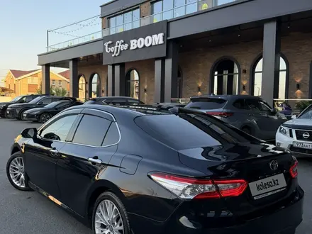Toyota Camry 2019 года за 14 500 000 тг. в Атырау – фото 4