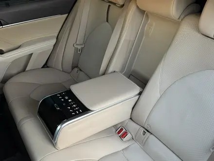 Toyota Camry 2019 года за 14 500 000 тг. в Атырау – фото 7