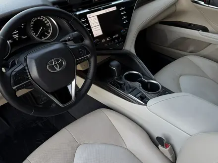 Toyota Camry 2019 года за 14 500 000 тг. в Атырау – фото 5