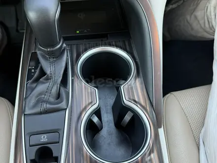 Toyota Camry 2019 года за 14 500 000 тг. в Атырау – фото 9