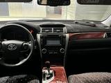 Toyota Camry 2014 годаfor9 800 000 тг. в Атырау – фото 4