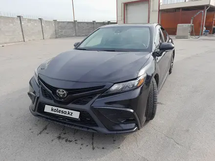 Toyota Camry 2022 года за 13 100 000 тг. в Алматы