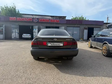 Toyota Camry 2000 года за 3 600 000 тг. в Шымкент – фото 2