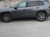 Toyota RAV4 2021 года за 13 000 000 тг. в Актобе