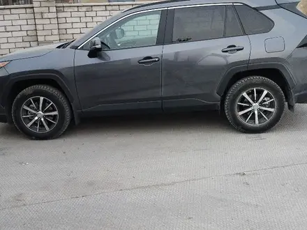 Toyota RAV4 2021 года за 13 000 000 тг. в Актобе