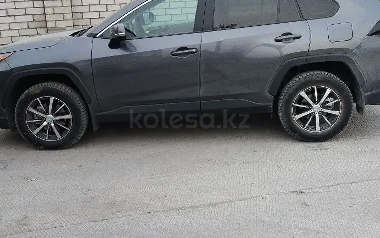Toyota RAV4 2021 года за 13 000 000 тг. в Актобе