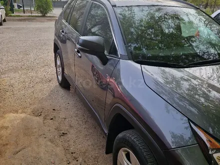 Toyota RAV4 2021 года за 13 000 000 тг. в Актобе – фото 4