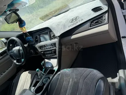 Hyundai Sonata 2017 года за 3 500 000 тг. в Актобе – фото 19