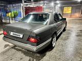 Mercedes-Benz E 200 1990 года за 1 800 000 тг. в Караганда – фото 4