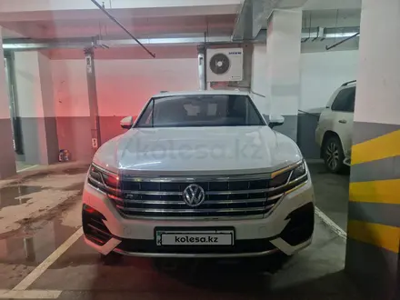 Volkswagen Touareg 2019 года за 28 000 000 тг. в Астана