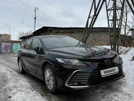 Toyota Camry 2023 года за 17 700 000 тг. в Костанай – фото 2