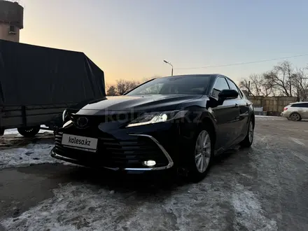 Toyota Camry 2023 года за 17 700 000 тг. в Костанай