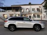 Toyota Highlander 2019 года за 15 500 000 тг. в Актау – фото 2
