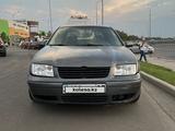 Volkswagen Jetta 2002 года за 1 600 000 тг. в Алматы – фото 2