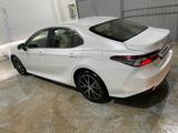 Toyota Camry 2022 года за 15 500 000 тг. в Актау – фото 2