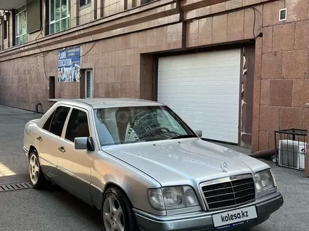 Mercedes-Benz E 320 1995 года за 2 650 000 тг. в Алматы – фото 3