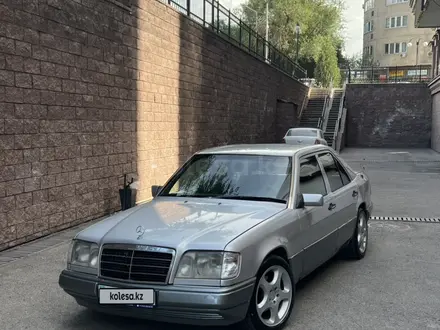 Mercedes-Benz E 320 1995 года за 2 650 000 тг. в Алматы