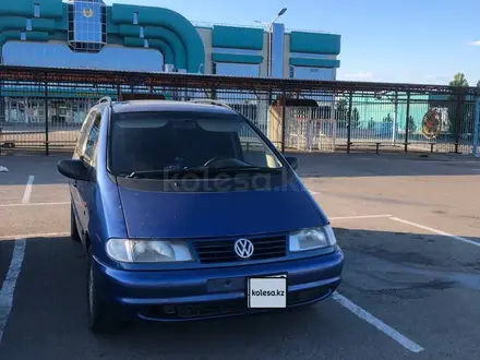 Volkswagen Sharan 1995 года за 1 900 000 тг. в Актобе – фото 3