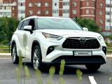 Toyota Highlander 2023 года за 31 000 000 тг. в Астана