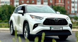 Toyota Highlander 2023 года за 31 000 000 тг. в Астана