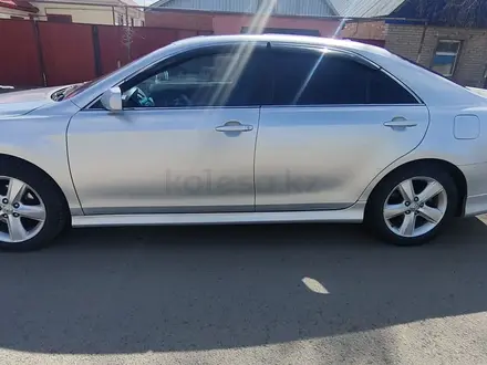 Toyota Camry 2011 года за 7 600 000 тг. в Уральск – фото 2