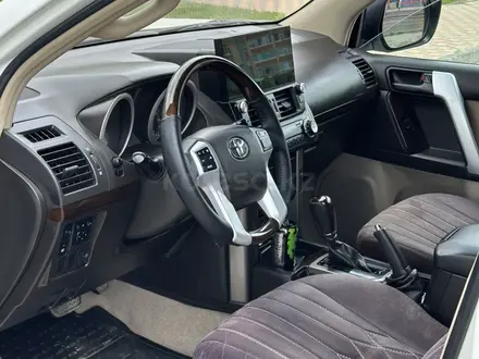 Toyota Land Cruiser Prado 2013 года за 14 350 000 тг. в Актобе – фото 12
