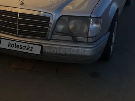 Mercedes-Benz E 300 1995 года за 2 000 000 тг. в Атырау – фото 4