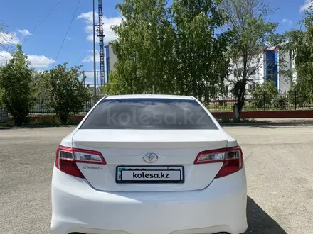 Toyota Camry 2014 года за 8 500 000 тг. в Актобе – фото 4