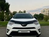 Toyota RAV4 2018 года за 12 800 000 тг. в Алматы