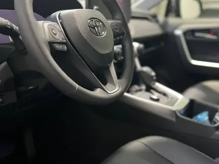 Toyota RAV4 Luxe 2022 года за 21 800 000 тг. в Актобе – фото 9