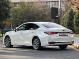 Lexus ES 250 2018 года за 19 700 000 тг. в Алматы – фото 4