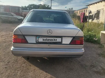 Mercedes-Benz E 220 1993 года за 1 850 000 тг. в Караганда – фото 10