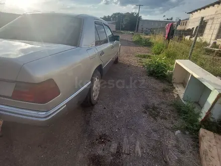 Mercedes-Benz E 220 1993 года за 1 850 000 тг. в Караганда – фото 16