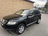 Volkswagen Touareg 2004 года за 4 600 000 тг. в Алматы – фото 2