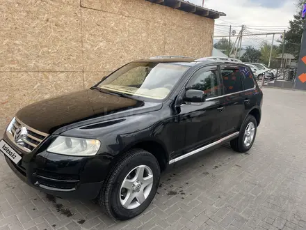 Volkswagen Touareg 2004 года за 4 600 000 тг. в Алматы – фото 2