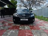 Toyota Camry 2010 года за 8 100 000 тг. в Тараз – фото 2