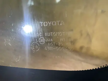 Стекло лобовое переднее на Тойота Ярис седан 2005-2012 за 70 000 тг. в Алматы – фото 2