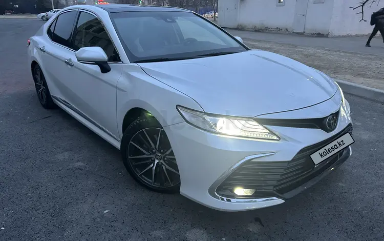 Toyota Camry 2023 года за 21 000 000 тг. в Актау