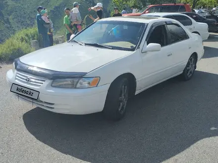 Toyota Camry 1998 года за 3 000 000 тг. в Алматы – фото 2