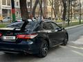Toyota Camry 2021 года за 13 000 000 тг. в Шымкент – фото 3