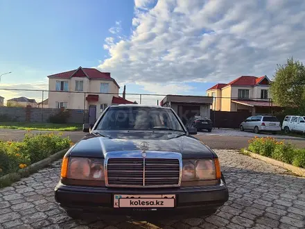 Mercedes-Benz E 260 1992 года за 1 700 000 тг. в Астана – фото 2