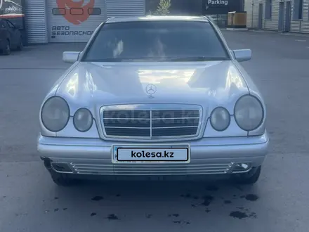 Mercedes-Benz E 230 1998 года за 1 650 000 тг. в Астана – фото 2
