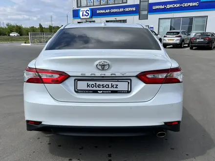 Toyota Camry 2021 года за 15 500 000 тг. в Уральск – фото 4